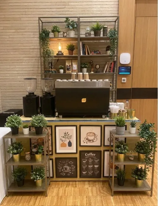 Coffee bar-ul Coffee Favours montat într-o sală de conferințe, gata pentru pauza de cafea