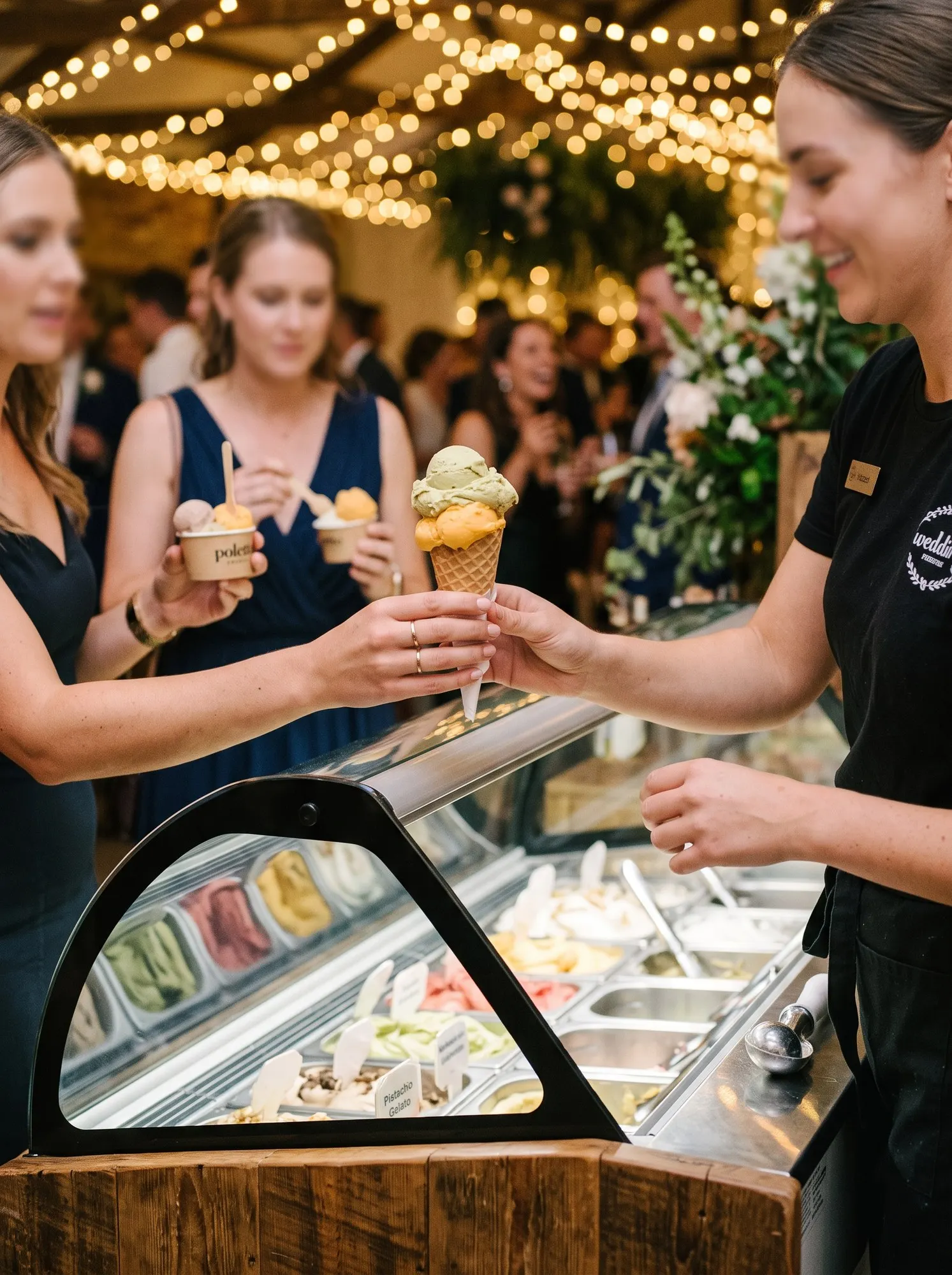Un con de gelato servit peste geamul vitrinei, la o nuntă